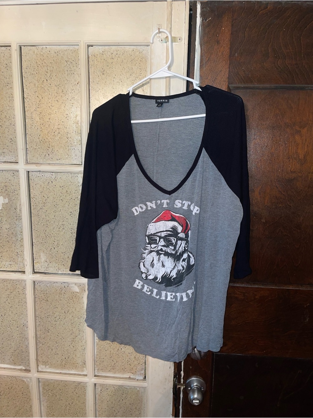 torrid Raglan V-Neck Santa Don’t Stop Believin’ Graphic Holiday Shirt - Sz 3
